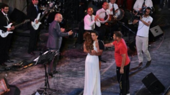 أردني يحتضن نانسي عجرم ويقبلها في جرش ( صور )